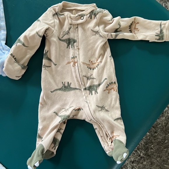 Bundle of 3 onesies. - Picture 5 of 7